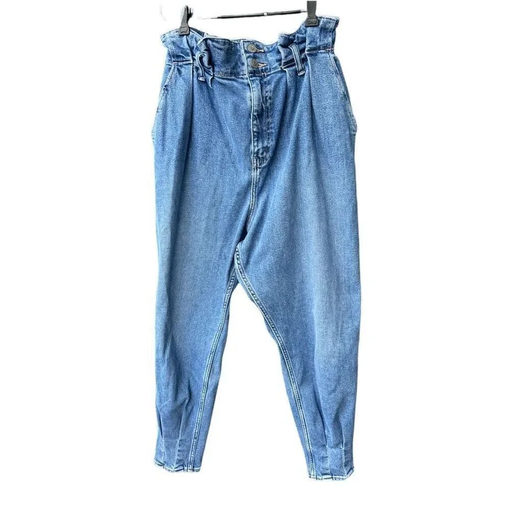 Hollister 11L W30 paper bag waist tapered leg pleated at ankle.